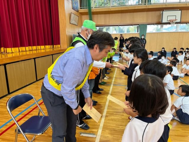 今日は向花小学校の全体朝礼で、登校見守りをされている方を集めて、お礼の手紙をいただきました。 立哨ボランティアの皆さん、とても喜ばれていました。  #日常と政治を一つに #霧島市