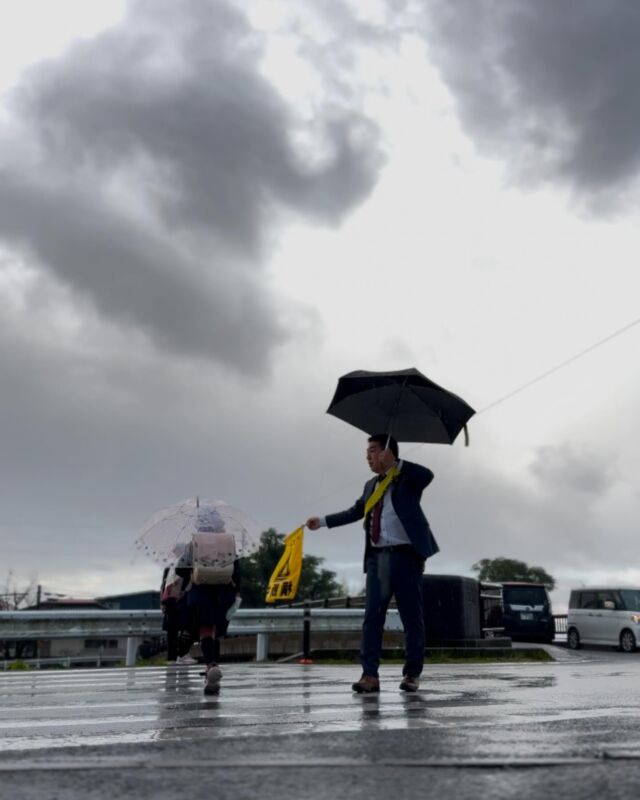 登校時間、途中から雨が降り出しました。 傘を持ってない１年生がいたので、６年生に「入れて行ってあげて」と言うと、「はい」とその子に駆け寄る姿を見て、癒される朝でした。 本日から12/20まで定例会です。 #日常と政治を一つに #霧島市 #鹿児島県議会